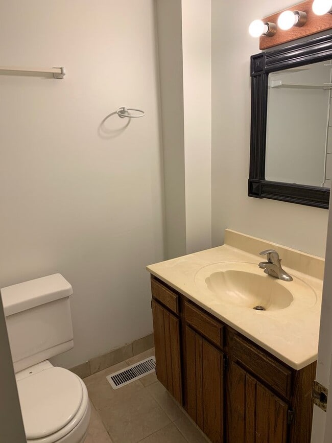 Building Photo - 2-bed home across from Glenn Park!