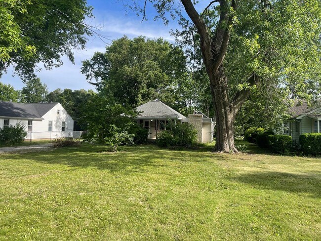 Building Photo - 3 Bedroom Home in Champaign!