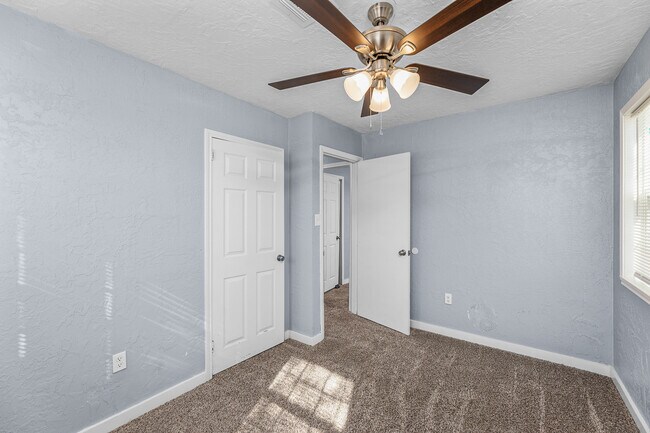 Building Photo - 910 SW 37th St