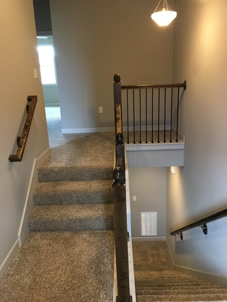 Building Photo - 15828 Valley View Dr