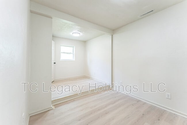 Building Photo - 415 Simpson Ave