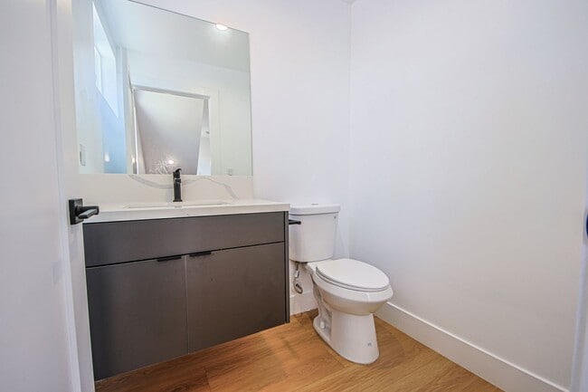 Building Photo - 2851 S Victoria Ave