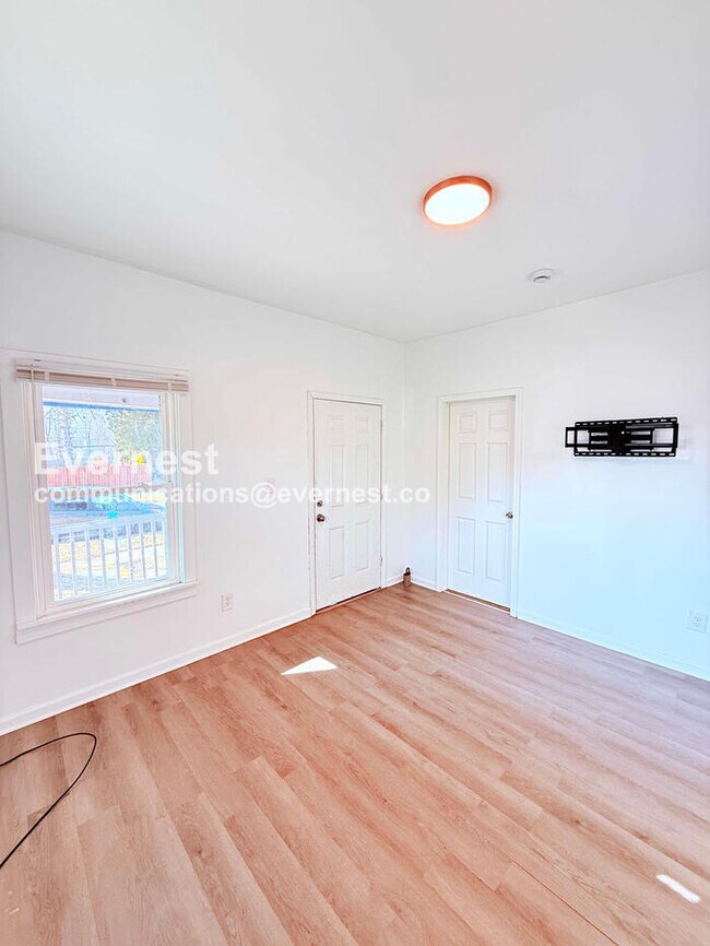 Building Photo - 2 Bed/1 Bath Home with Off-Street Parking / Vouchers Accepted / Available Now!