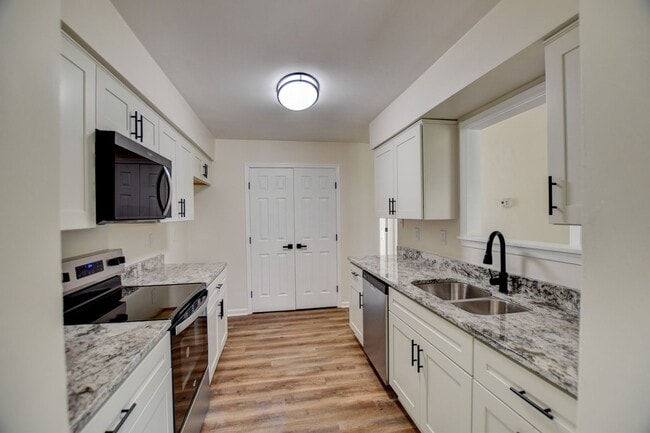 Building Photo - 3900 Raintree Ct
