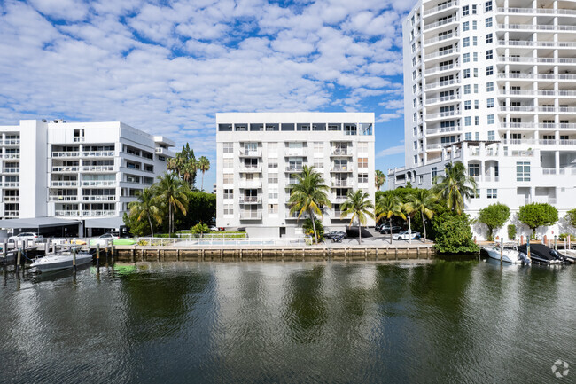 Building Photo - Island Place