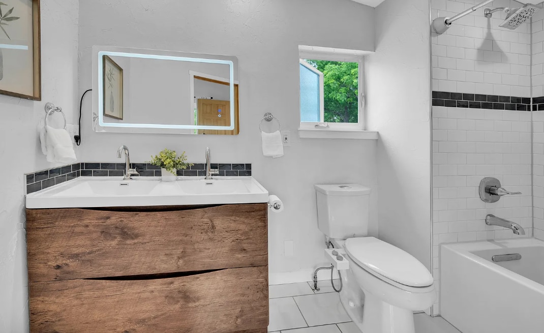 Primary Bath - 1036 Lincoln Ave