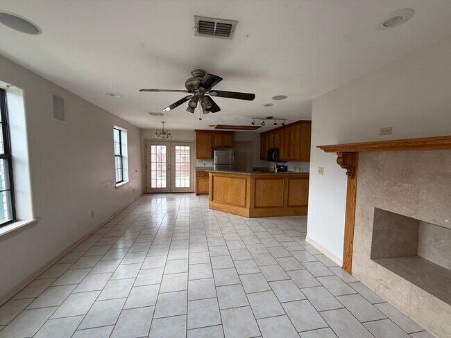 Building Photo - 1502 W Kiwi