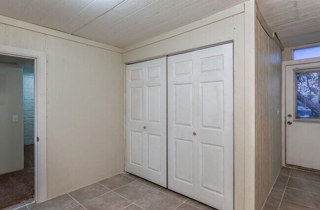 Building Photo - Eclectic 3 Bedroom 1 Bathroom with 2 Offices/Hobby Room