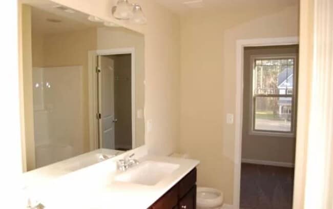 Building Photo - Spacious 4 bed with bonus room!