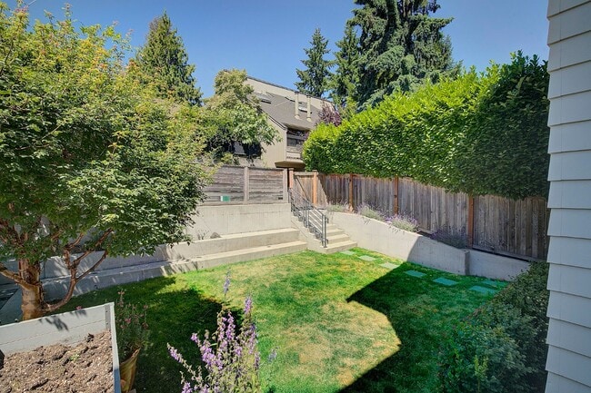 Building Photo - 5bd/3.5ba Seattle Home