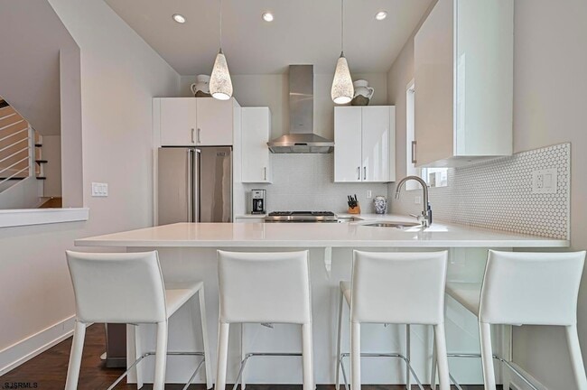 Building Photo - 112 S Weymouth Ave