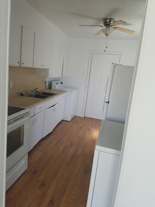 Building Photo - HOME LOCATED NEAR COLLEGE