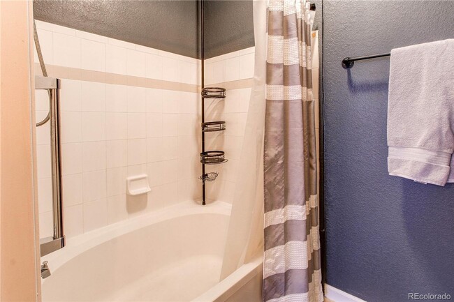 Building Photo - LOCATION LOCATION!! 2-bed 2-bath condo loc...