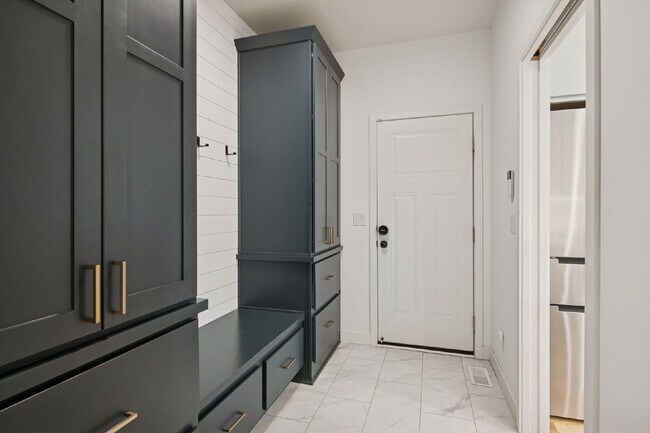 Building Photo - Luxurious 5-Bed/5 Baths, Granite & 3 Car Garage