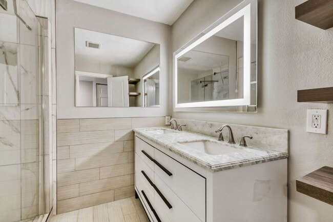 Building Photo - Upgraded 1 Bedroom Condo Near Freeway with Community Pool