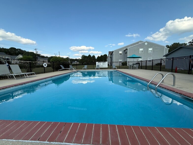 Primary Photo - Courtney Square