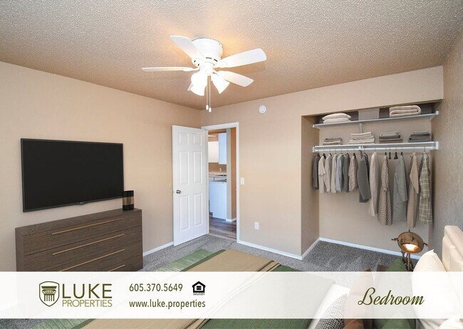 Building Photo - 405 S Sycamore Ave