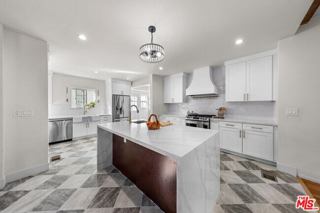 Building Photo - 2615 Canyon Dr