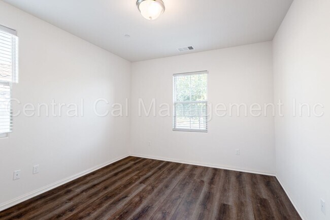 Building Photo - 4 Bedroom/3 Bath Home with Office and Paid...