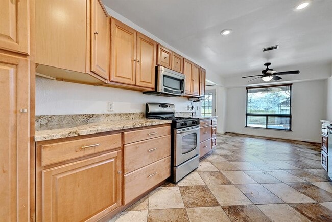Building Photo - 1317 Meadgreen Cir