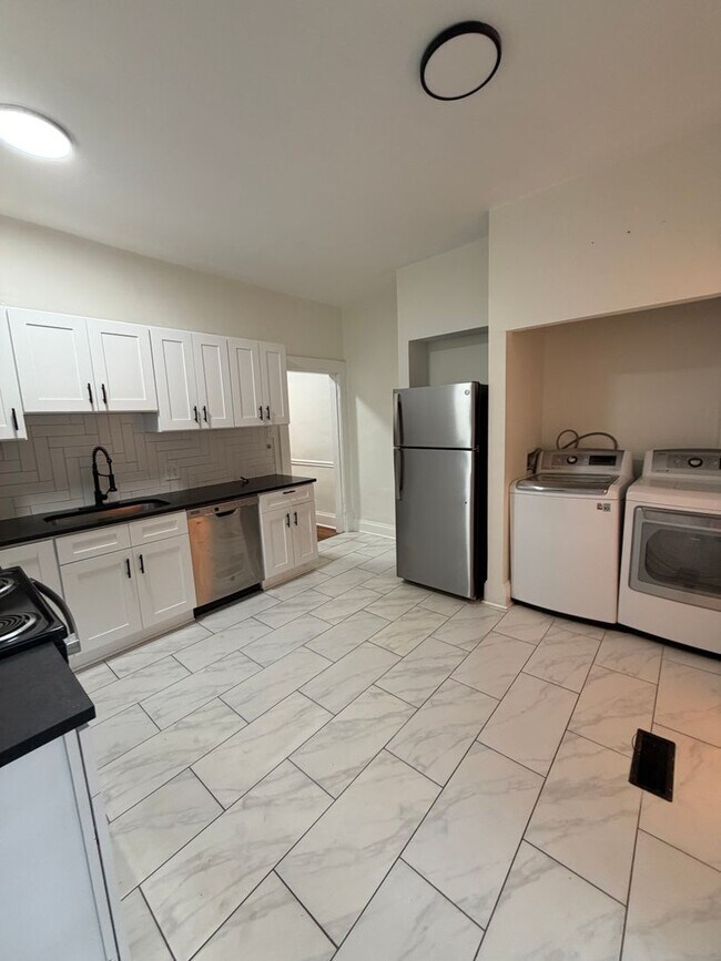 Building Photo - 297 Reinhard Ave