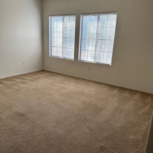 Building Photo - 2 bedroom/2 baths condo