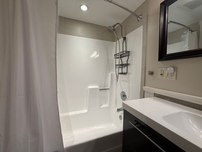 Building Photo - Fully Furnished 2 Bed 2 Bath Condo with Private Patio, 2 Gated Parking Spaces, Pool and Gym