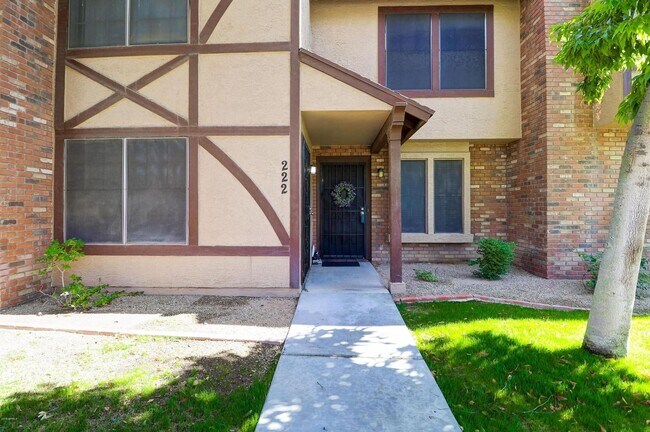 Building Photo - Updated 2 Bed/2.5 Bath Townhome in Great W...