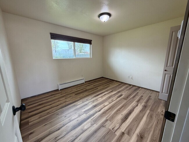 Building Photo - 2 Bedroom 1 bath tri-plex