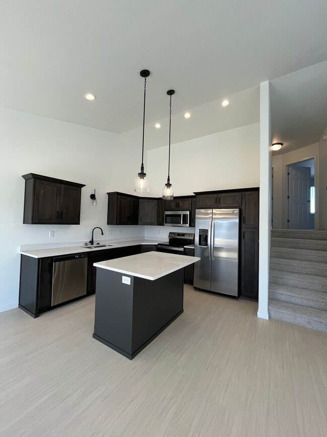 Building Photo - 3 Bed 3 Bath Townhome