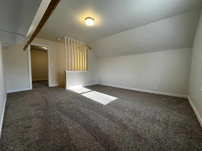 Building Photo - Recently Renovated 3 Bedroom 1 Bath Single...