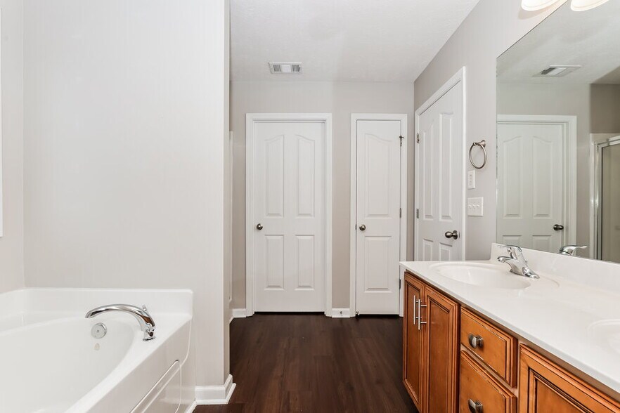 Building Photo - 2467 Oak Hill Dr