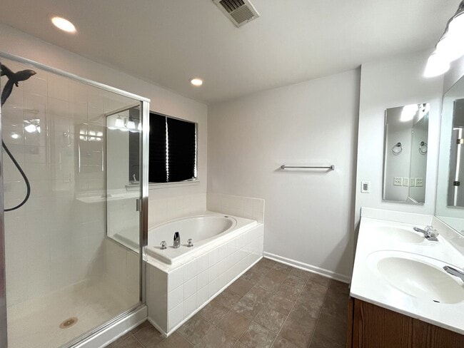 Building Photo - Great 2 Bedroom Townhome with Basement and Garage!