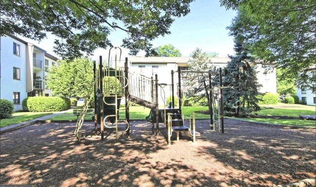Building Photo - Renovated Herndon Condo