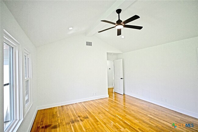 Building Photo - 456 Magazine Ave