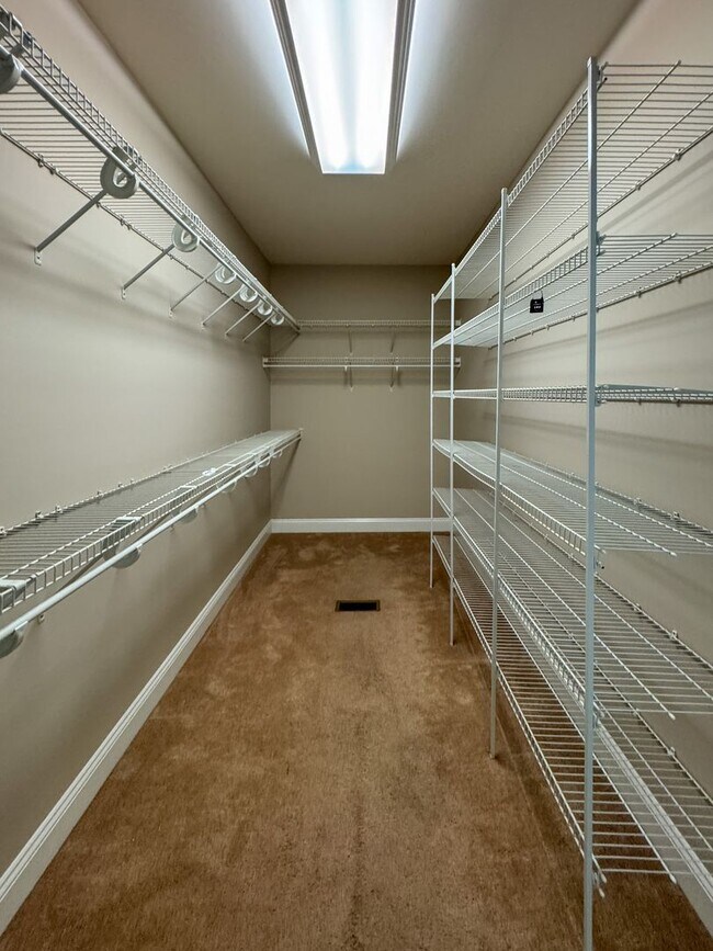 Building Photo - 5 Bedroom Home in Gated Golf Course Community