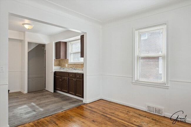 Building Photo - $1,250 - Charming 3 Bedroom Bungalow - Det...