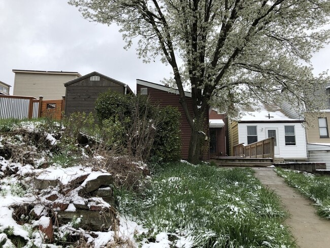 Building Photo - Spacious 2 BED/2 Bath -Off Street Parking!!