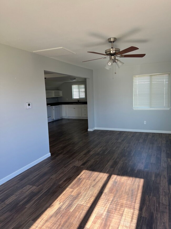 Building Photo - 2 bedroom, 1 bathroom home located in the ...