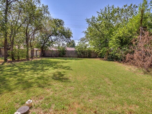 Building Photo - Newer home in the heart of OKC + 5 bedrooms + 5 bathrooms + 2 car garage