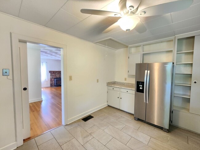 Building Photo - LOCATION! Close to Downtown Black Mountain