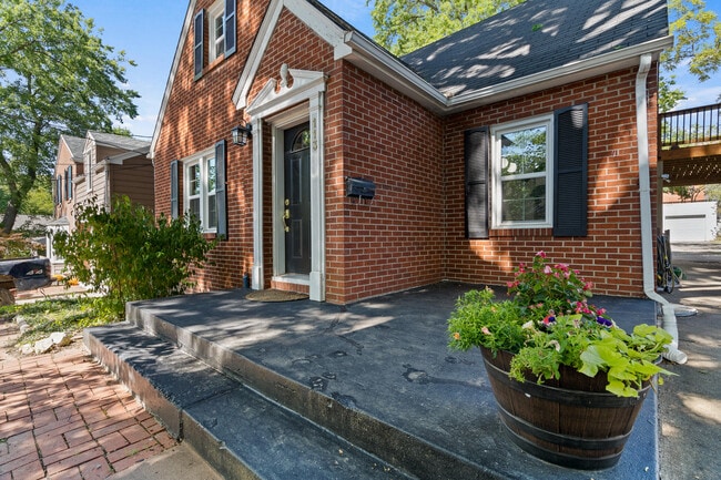 Building Photo - 113 Crestmere Ave