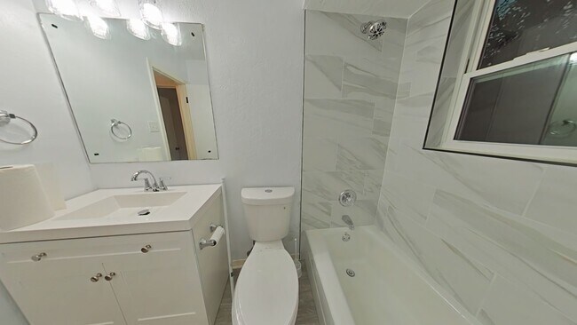 Building Photo - 4623 SE Mieling Dr