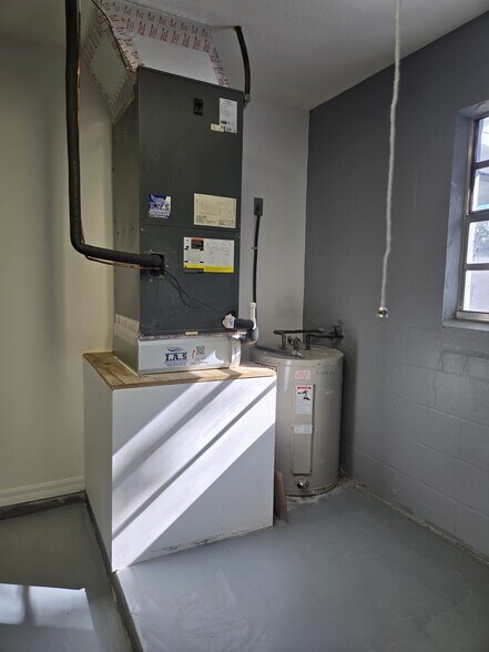 A/C and hot water tub - 21414 SW Honeysuckle St