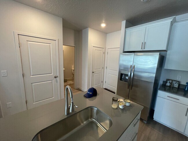 Building Photo - HUGE Townhome For Rent in Saratoga Springs!!