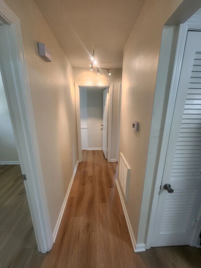 Building Photo - Beautiful and spacious 3 bedroom 1 bath ho...