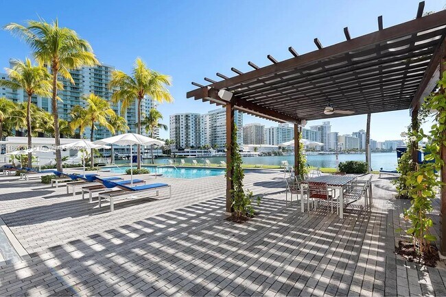 Building Photo - 6101 Laguna Dr W