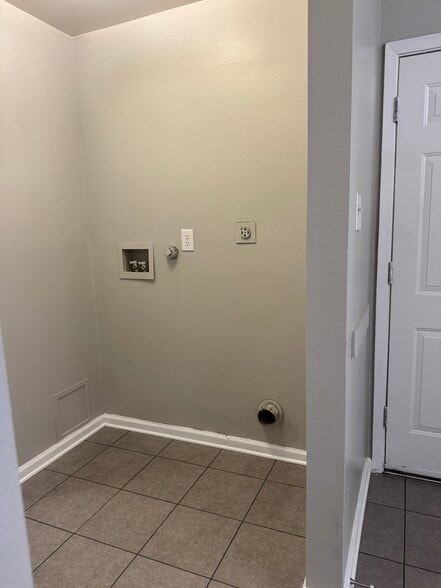 Building Photo - 2725 Huey P Long Ave