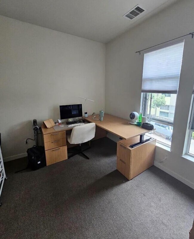 Building Photo - 18 Ambler Ln