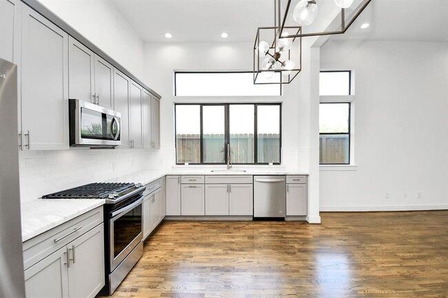 Building Photo - 732 W 22nd St